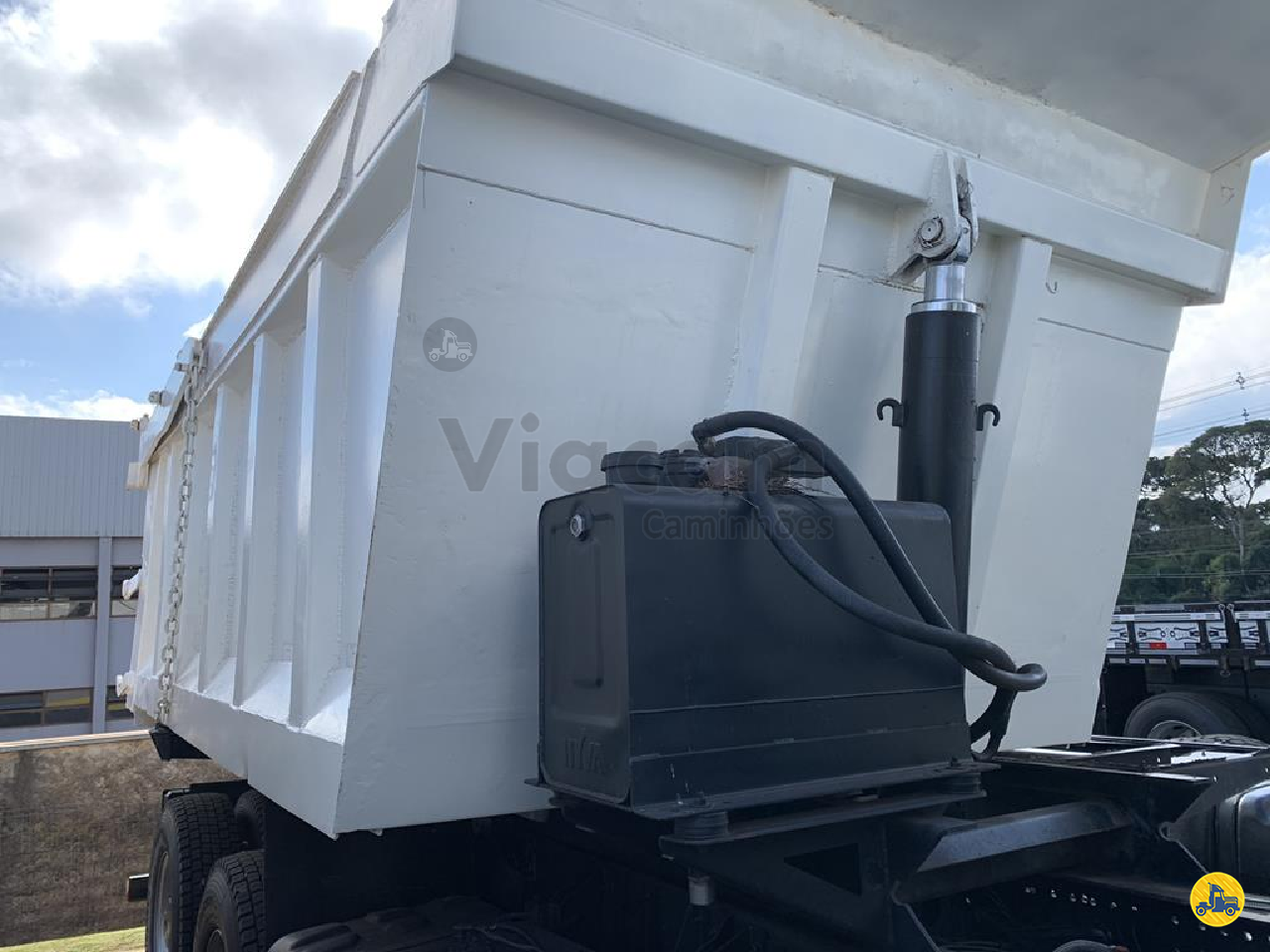 CARROCERIA SOBRE CHASSI  TRUCK BASCULANTE Viacam Caminhões CASCAVEL PARANÁ PR